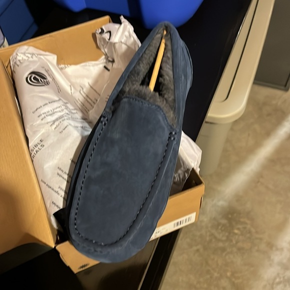 Men’s UGG slippers - Picture 2 of 3